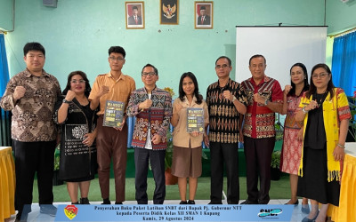 Penyerahan Buku SNBT dari Pejabat Gubernur NTT kepada Siswa/i SMAN 1 Kupang